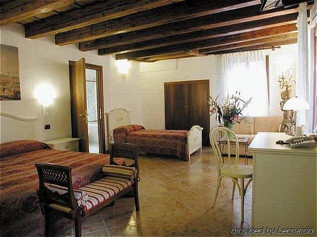 Ca' Due Leoni Hotel